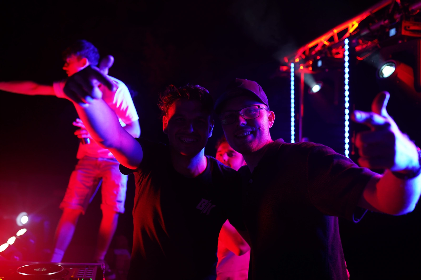 Manuel und Fabian von BAZEKETEERZ glücklich hinter dem DJ-Pult bei SEITOPIA 2026