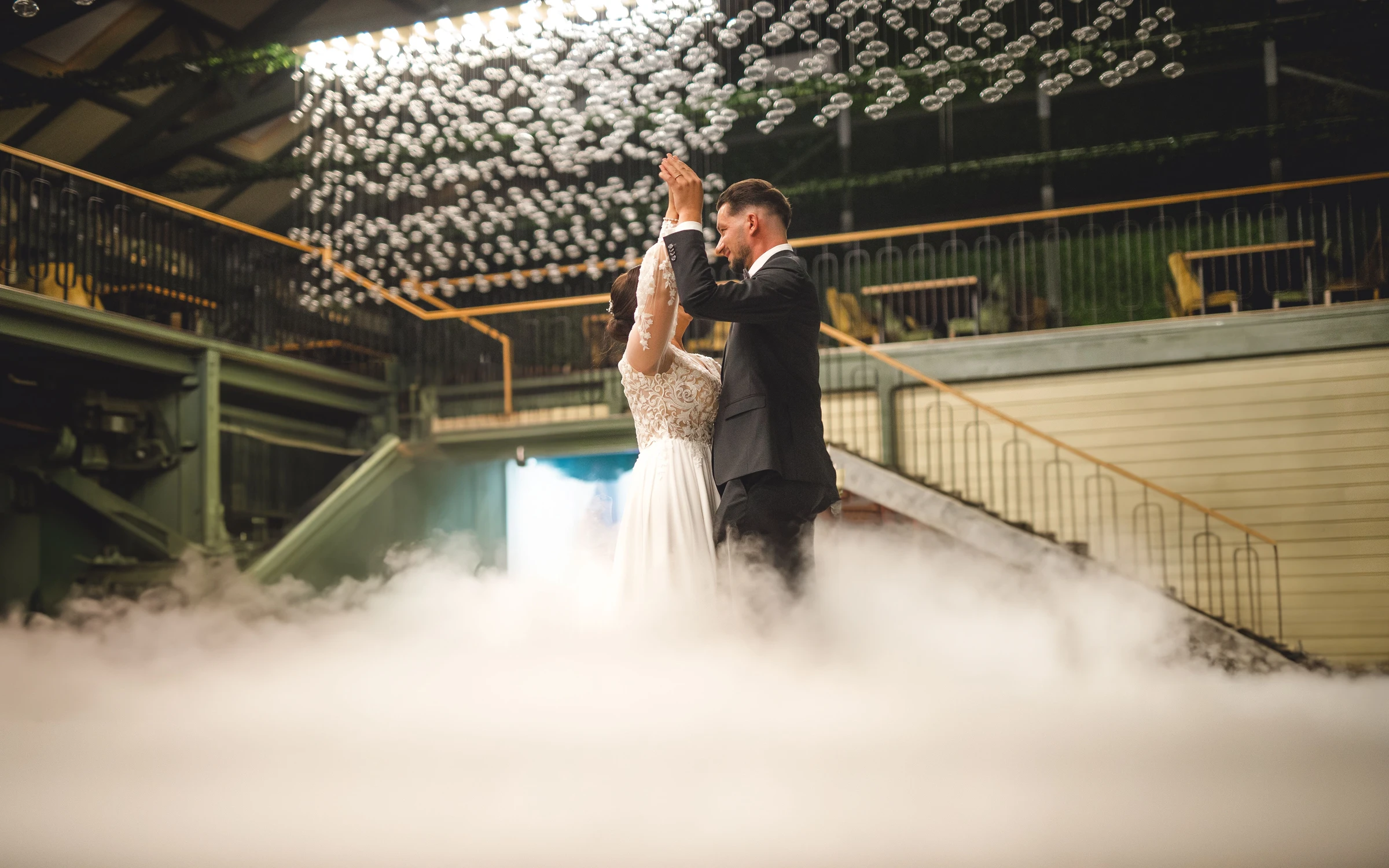 Brautpaar beim Hochzeitstanz im bodennahen Nebel